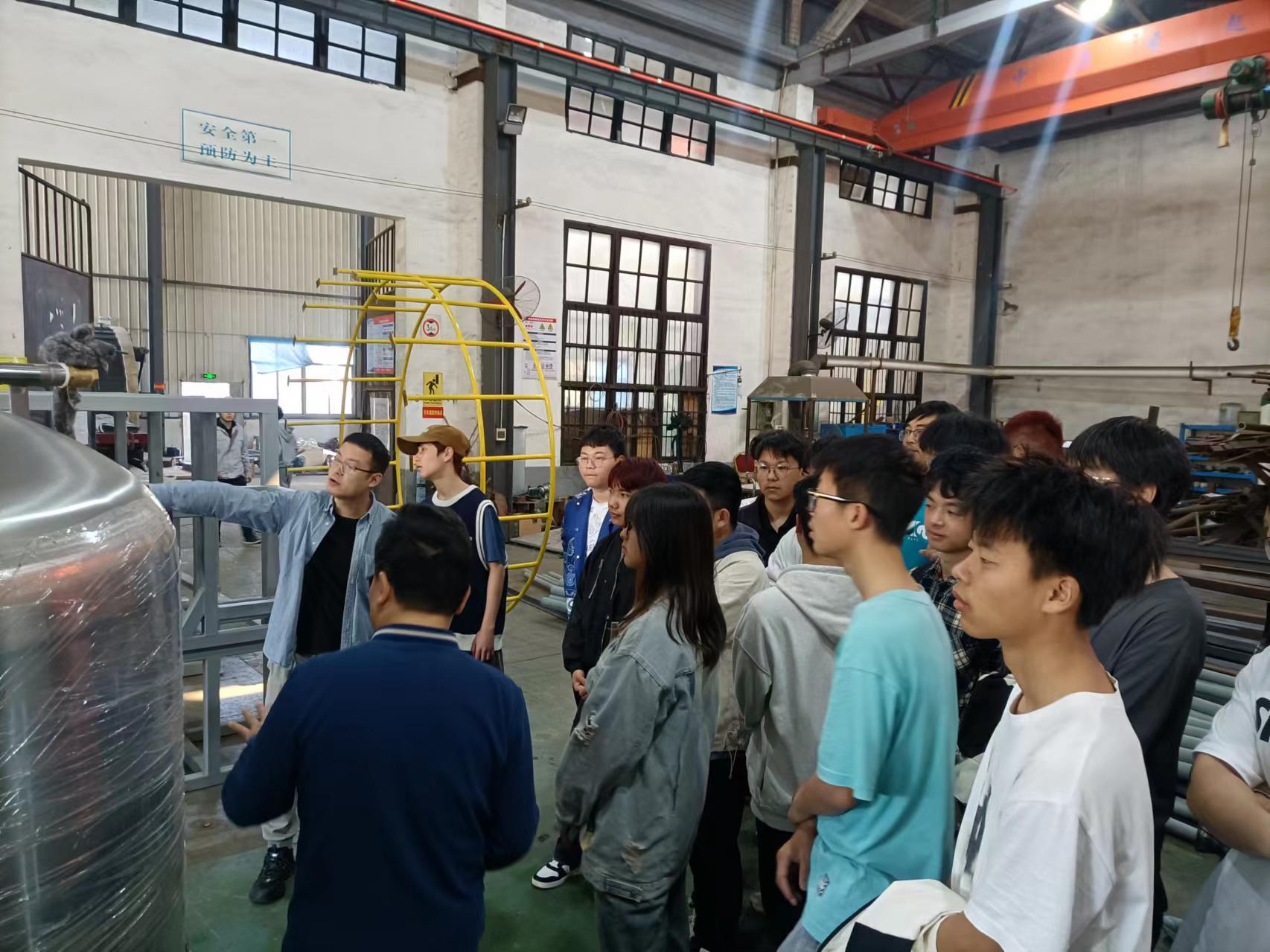 湖南工程学院近200名学生来(中国)科技公司认知实习