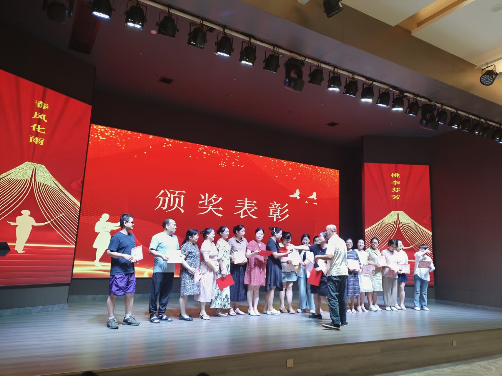 9月10日，曙光学校教师节文艺晚会在(中国)科技公司溢香园酒店举办